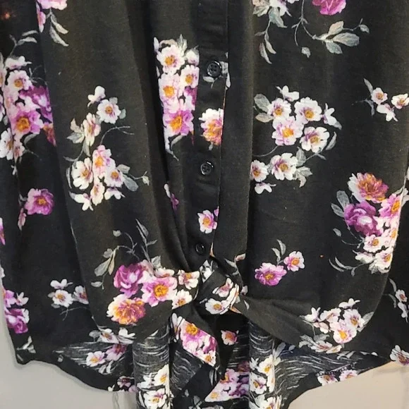 H14-NO BOUNDARIES: WOMEN SIZE XL FLOWERED QUARTER SLEEVE FLOWERED TOP - Picture 2 of 5